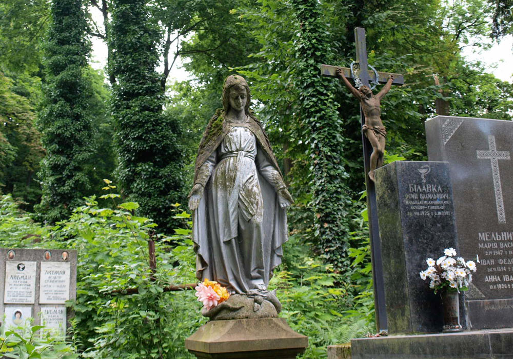 Gravminne på kirkegård i Lviv i Ukraina