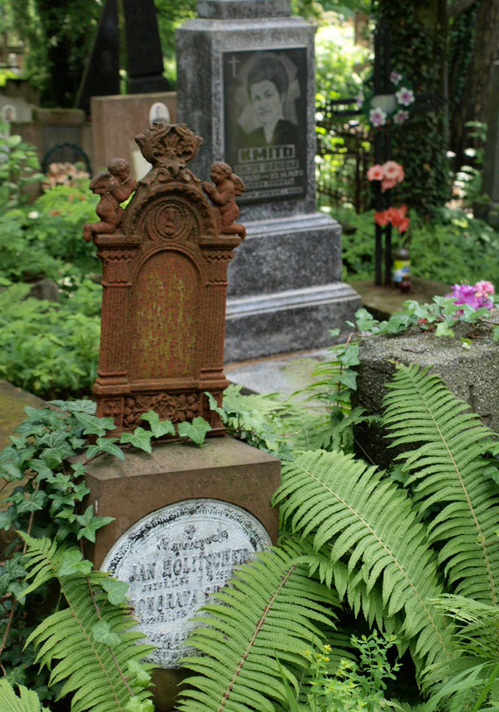 Gravminne på kirkegård i Lviv i Ukraina